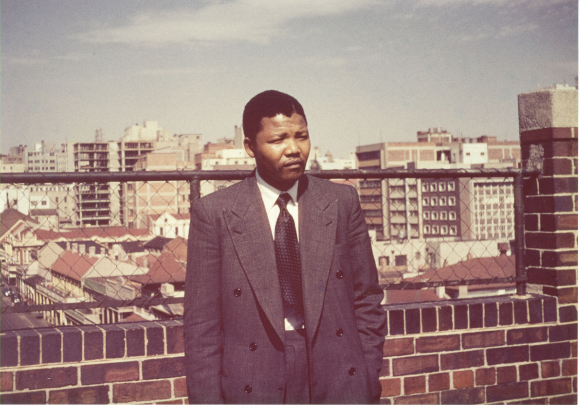 Nelson Mandela on the roof of Kholvad House in 1953. (Image- © Herbert Shore, courtesy of the Ahmed Kathrada Foundation)