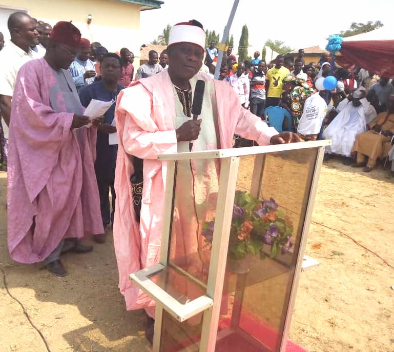 A clinic with doctors quarters was dedicated and handed over to Rev Nmadu of CSWN who handed it to the ECWA president.