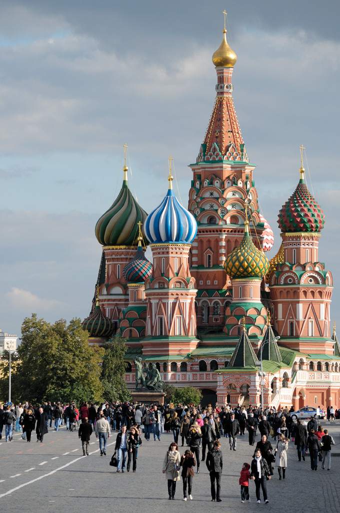 The Cathedral of Intercession of the Virgin on the Moat (Собо́р Покрова́, что на Рву) also known as the Cathedral of Saint Basil the Blessed (Храм Васи́лия Блаже́нного) on the Red Square, Moscow. (photos by Christophe Meneboeuf)